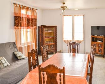 Cozy Home In Coutras With Kitchen - Coutras - Salle à manger