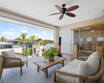 Cowes - Modern 5 Bedroom house with solar heated swimming pool, spa & sauna - Phillip Island - Living room