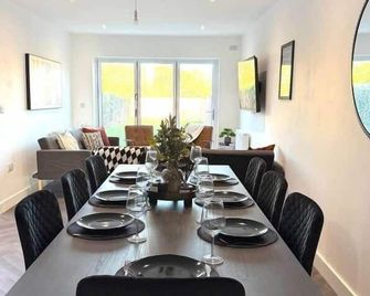Spacious & Stunning 5 Bed Cheltenham Home - Moffat - Eetruimte