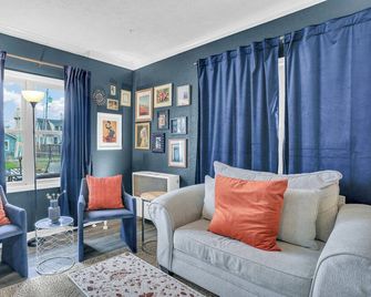 The Charming Home: 3-bedroom house, blocks to downtown Champaign, with WiFi, AC - Champaign - Living room
