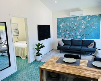 Private NEWLY built, fully equipped & stylish guesthouse - Torrance - Living room
