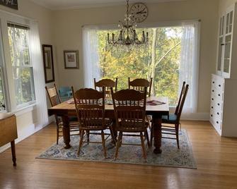Village of east Davenport retreat - Davenport - Dining room