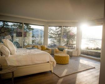 Anderson Lane l Beach Access l Sleeps 22 / Hot Tub - Cobble Hill - Bedroom