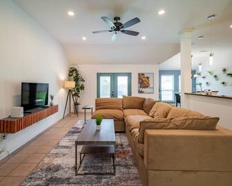 Entire Modern 3br house with glass fireplace and patio. - Pearland - Living room