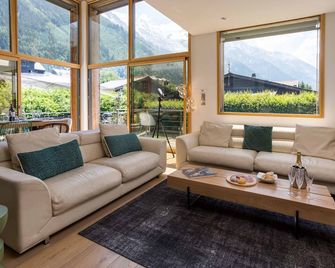 Chalet Couttet - a self catered chalet that sleeps 8 guests in 4 bedrooms - Chamonix - Living room