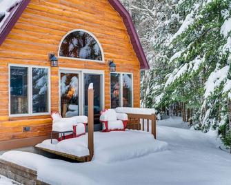 Pittsburg Lake House with Magalloway Mountain Views! - Pittsburg - Patio