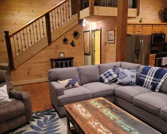 Cozy 3-bedroom Cabin in the Woods - No Cleaning Fee - Glenwood - Sala de estar
