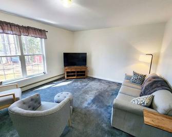 Waterfront Home w/ Large Yard, Fire Pit, Grill - Waterford - Sala de estar