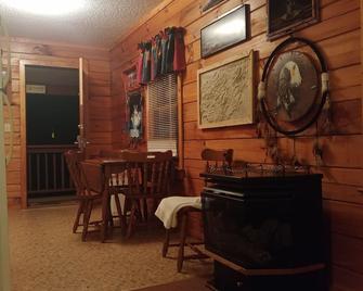 Appaloosa Two is Minutes away from Harrah's Casino and Downtown Cherokee. - Cherokee - Living room