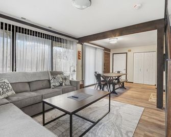 Sail Away @ Abbey Springs |Golf Cart |Golf Course |Wooded View |Wraparound Deck |Pool |Tennis |Beach - Fontana-On-Geneva Lake - Sala de estar