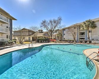 Half-Mi to Beach Hilton Head Condo with Lagoon View - Hilton Head Island - Pool