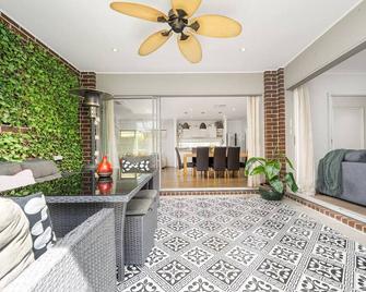 Modern Family Friendly Retreat Home with Sunroom - Clyde North - Pokój dzienny
