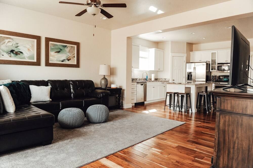 Cozy Townhome North Logan 3bd/2.5ba Sleeps 6+ - Logan - Sala de estar