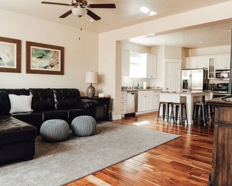 Cozy Townhome North Logan 3bd/2.5ba Sleeps 6+ - Logan - Living room
