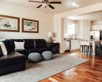 Cozy Townhome North Logan 3bd/2.5ba Sleeps 6+ - Logan - Sala de estar