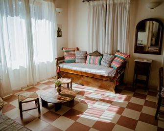 Traditional Architecture Stone House in Seafront Olive Grove - Mytilene - Living room