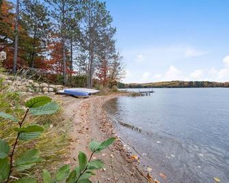 Beautiful Cozy 3 Bedroom Cottage on the Lake - Barry's Bay - Beach