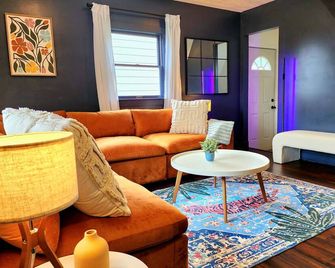 Fun Midcentury Home | Hot Tub | Karaoke | Games - Lancaster - Sala de estar