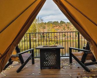 Waterfront Glamping Suite w Private Deck #2 - Kanab - Balcón