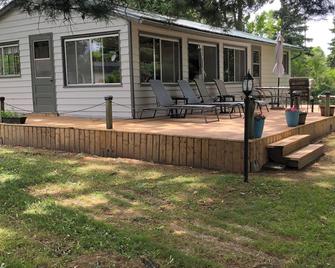 Cottage For Rent-1000 Islands - Gananoque - Patio