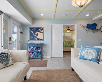 Royal Palm Paradise! Waterfront, Private Pool & Hot Tub, Boat Dock! - Bradenton - Living room