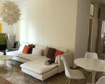 Modern apartment in Gardone with balcony and TG in the immediate vicinity of Lake Garda - Gardone Riviera - Living room
