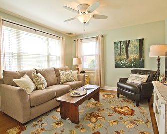 Cottage Style guest house centralized in Lancaster County - Lancaster - Living room