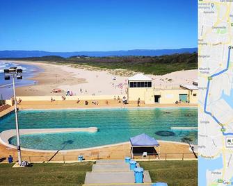 Wollongong station holiday house with Wi-Fi,75 Inch TV, Netflix,Parking,Beach - Wollongong - Havuz