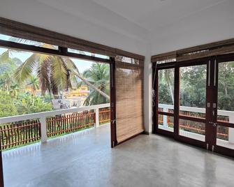 Cocosurf Guest House Brand New - Hikkaduwa - Balcón