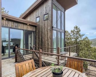 Off-grid Masterpiece Cabin W/ Breathtaking View - Central City - Balkón