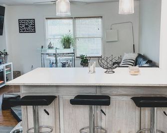 Pool + hot tub +Fire place + Deck fenced backyard 7 min from Penn state - State College - Køkken