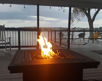 The river's edge on the Mississippi - East Moline - Balcony