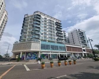 Sunrise Studio is centrally located to vibrant city of love,offer self-check-in. - Iloilo City - Edificio