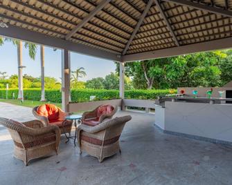 نوفوتيل ماناوس - ماناوس - شرفة مرصوفة