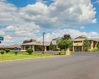 Quality Inn & Suites Frostburg-Cumberland - Frostburg - Building