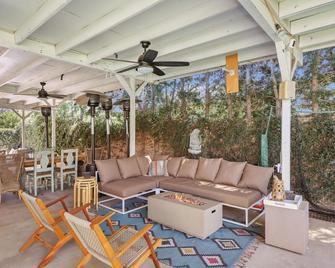 Stylish San Fernando Stay with Designer Kitchen Upgrade - San Fernando - Patio