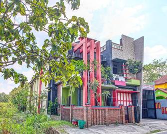 Capital O 91690 Moza Guest House - Pangkalan - Edificio