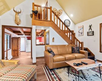 Aprés Chalet- charming home with hot tub near hikes at heart of Cascades - Skykomish - Living room