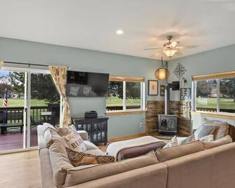 Stoneridge Retreat | A Golf Lovers Paradise - Blanchard - Living room