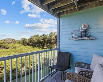 Nature's Landing - A102 Budget Rates Downtown Unit - Cedar Key - Balcón