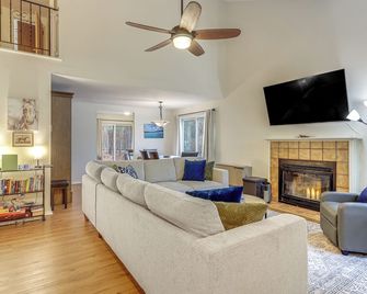 Upstate Winter Escape!: 2 Mi to GlobalFoundries - Ballston Spa - Living room