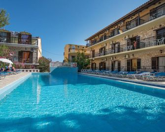 Elena Studios - Kalamaki - Басейн