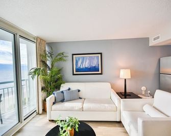 Oceanfront Luxury King Suite at Oceans One Resort - Myrtle Beach - Living room