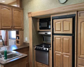 Hawk - Camper at Sunset Bay - Onanole - Cocina