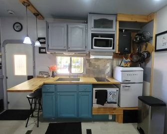 Shroom life farm Chicken shack - North Fort Myers - Kitchen