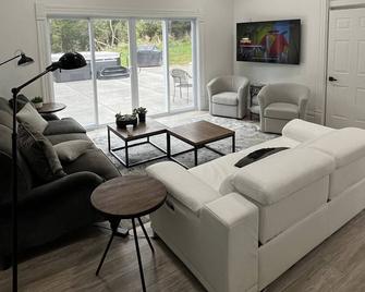 Private Vacation Home with large Hot Tub and Fire Pit -- Sleeps 18 - Gibsonia - Sala de estar
