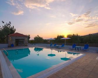 Petra Natura - Limenaria - Piscină