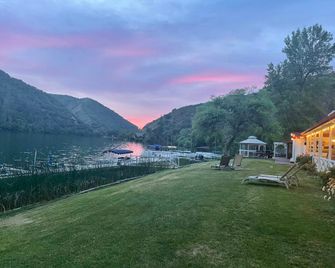 The Lodge At Blue Lakes - Upper Lake - Gebäude