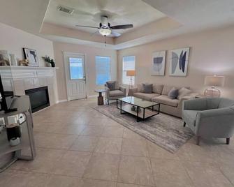 Houston home near the Hobby Airport - Houston - Living room