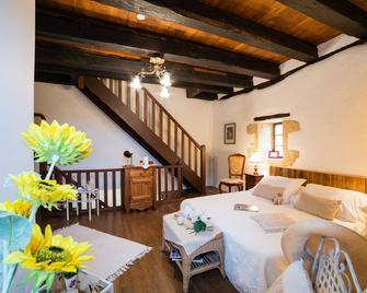 Au coeur de Beynac, une maison de caractère avec jardin terrasse - Beynac-et-Cazenac - Bedroom